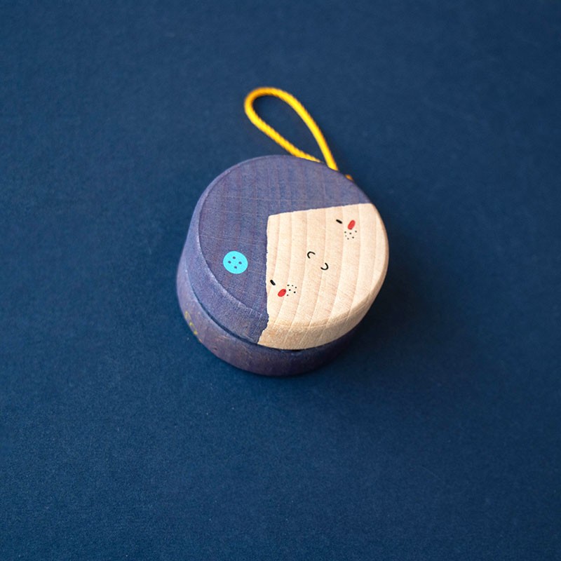 <p>Yo-yo with children's faces</p>
<p></p>
<p></p>